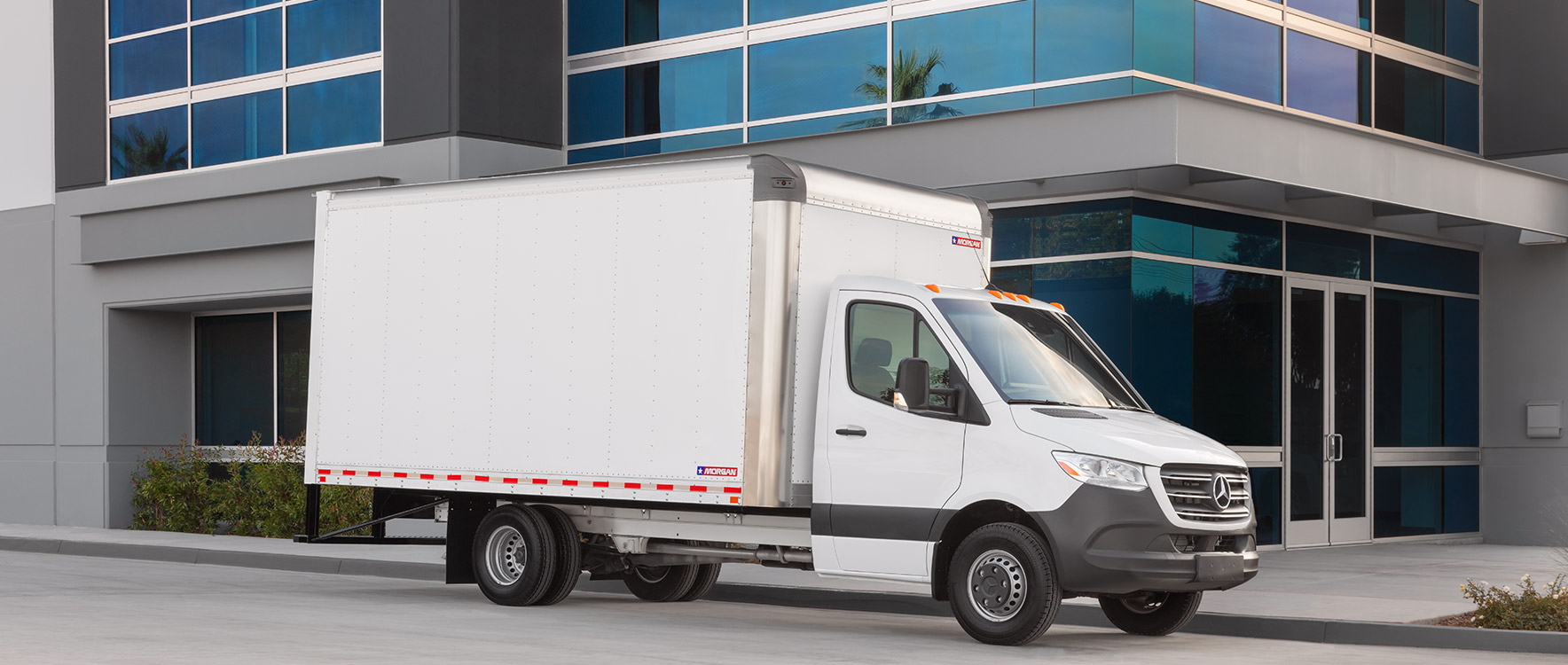 Camion à fret solide Fourgon Gold Star arrêté pour une livraison dans une entreprise