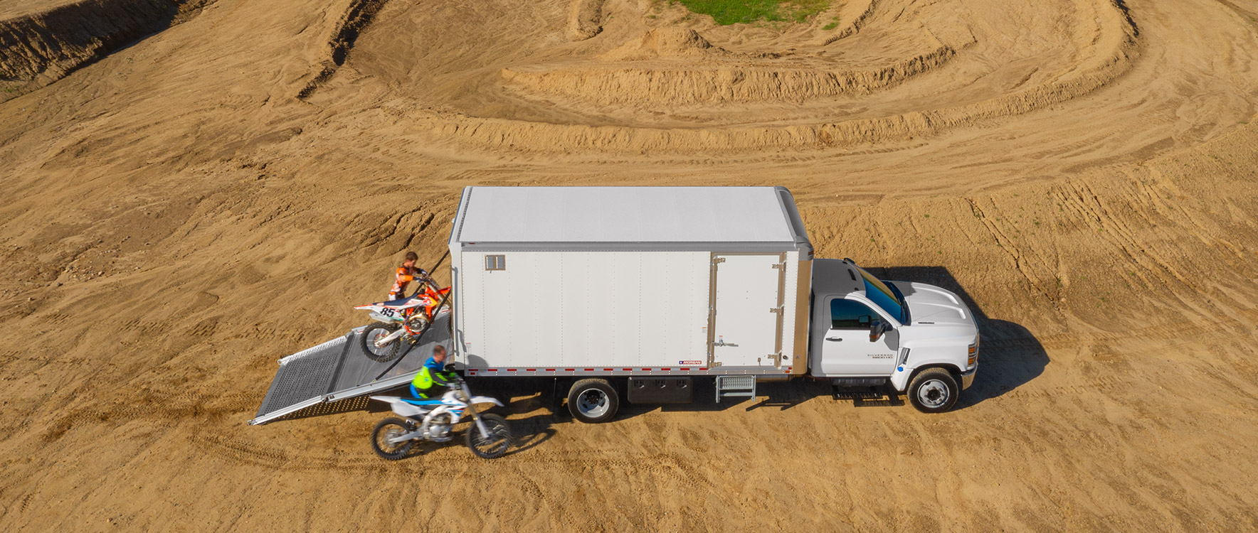 Dry Freight Proscape-Van déchargeant des motos sur un circuit de motocross
