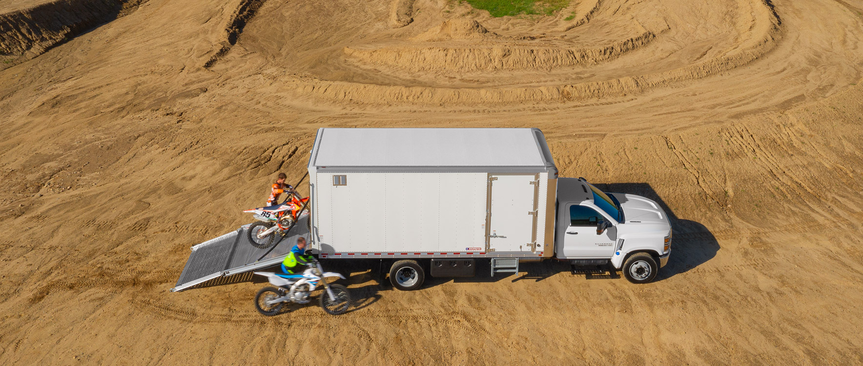 Fourgons Multi-Usages Proscape-Van déchargeant des motos sur un circuit de motocross