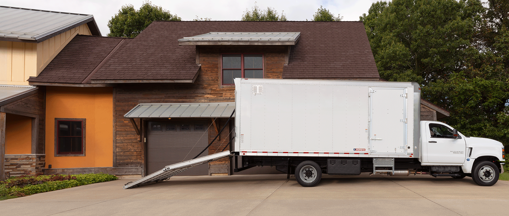 Dry Freight Proscape-Van déchargeant des articles avec une porte-rampe